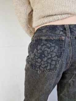 Vintage Mac Jeans Crazy Cut Blumen Stickerei Back Patch Grau S-M 6 Vintage Mac Jeans Crazy Cut Blumen Stickerei Back Patch Grau S-M -Pierre Cardin Geschaft 20221020 102145 1200x1200