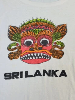 Vintage Tourist Shirt Sri Lanka 80s Single Stitched Bedruckt Weiß S-M -Pierre Cardin Geschaft 20221224 012525 1200x1200